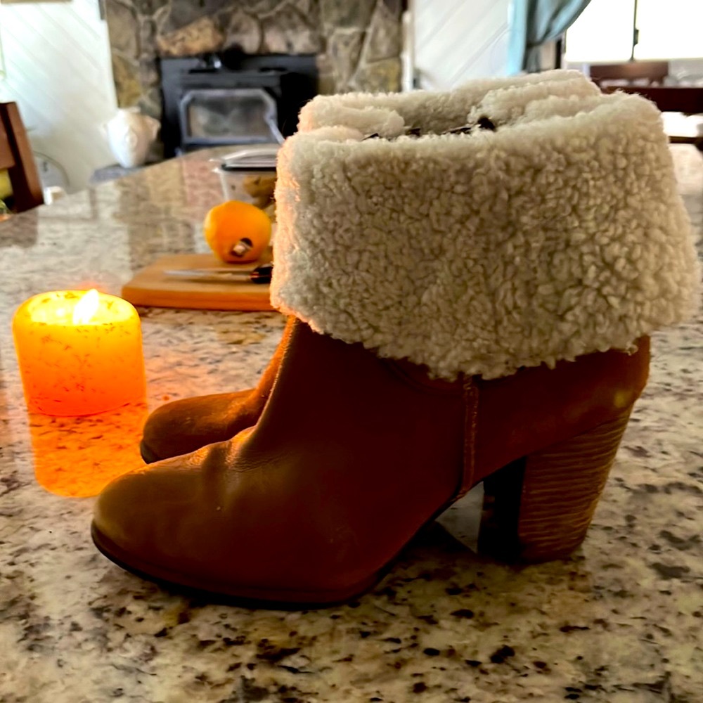 Suede Ugg boots with heal